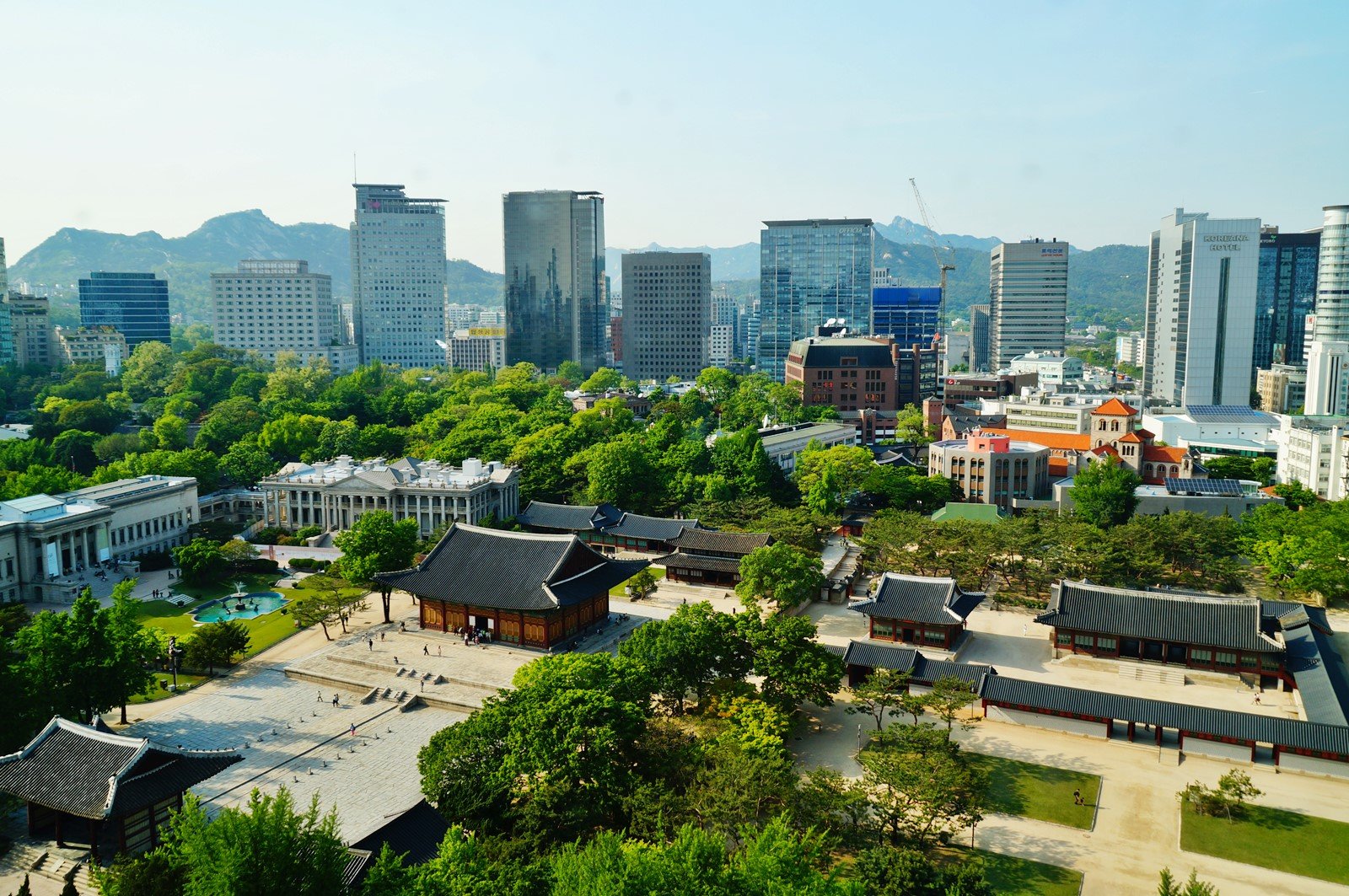 Deoksugung 덕수궁 is one of the 5 grand palaces* of the Joseon Dynasty.