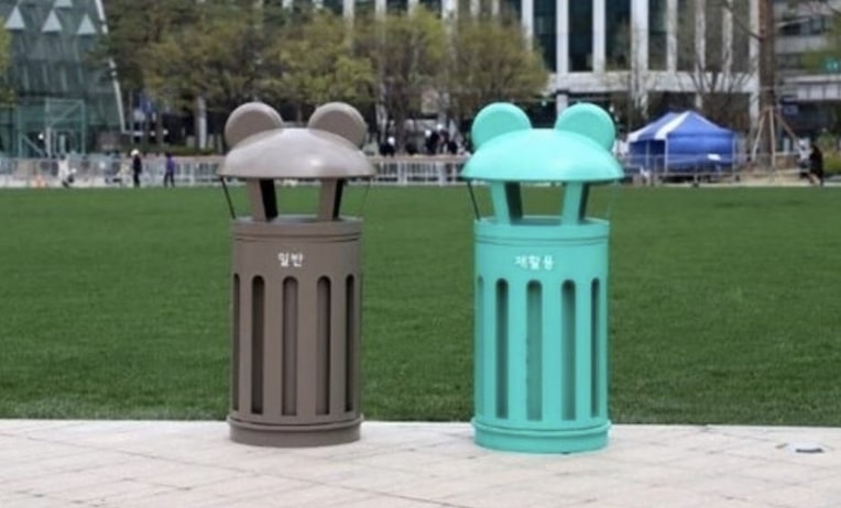 Seoul-style roadside trash bins