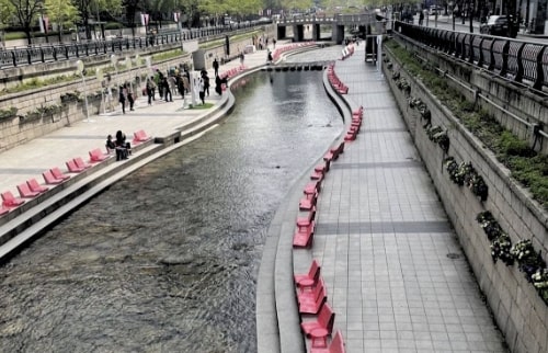An Outdoor Library Opens at Cheonggyecheon in Downtown Seoul